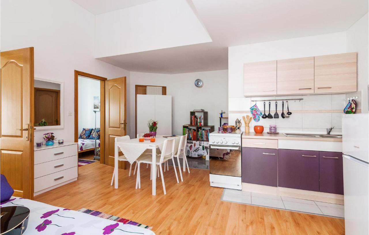 Nice Apartment In Vinjerac With Kitchen Exterior foto